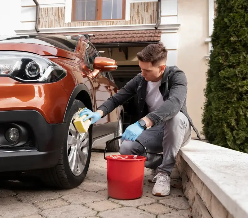 Lavage auto à domicile Saint-Genis-les-Ollières : professionnel intervenant sur un véhicule